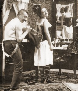 &39;Oh! Você é um cartão estereoscópico humorístico de Peach &39;, mostrando uma jovem sendo atada a um espartilho, c.1900 (foto sépia) (ver também 473249) de Keystone View Company
